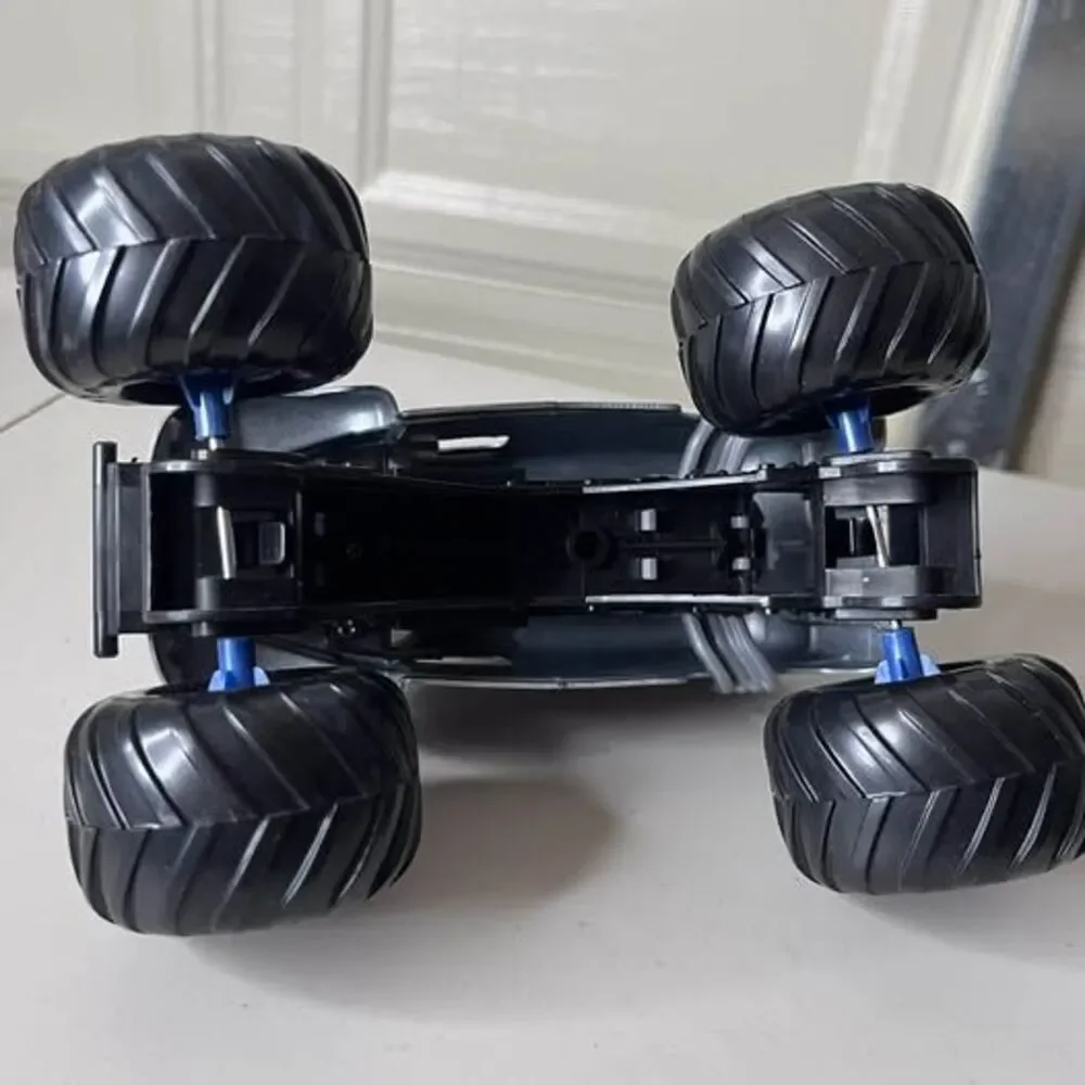 Monster Jam 1:24 Scale Grave Digger Die-Cast Truck